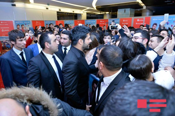 Burak Özçiviti Bakıda belə qarşıladılar - İZDİHAM - FOTOLAR