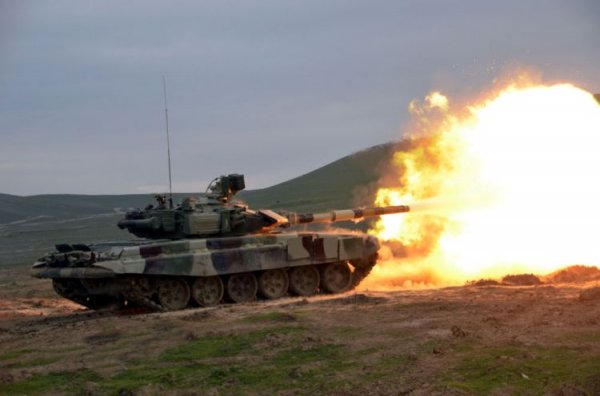 Tank bölmələri döyüş atışlarını icra edib Tank bölmələri döyüş atışlarını icra edib