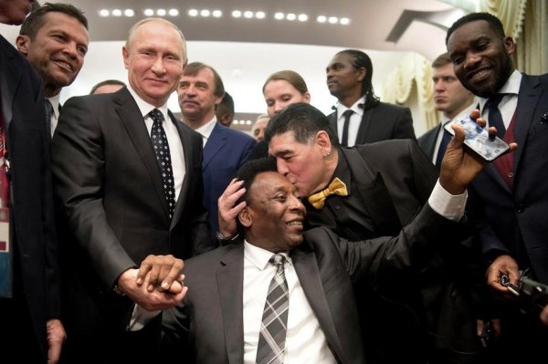 Əfsanəvi futbolçular Putinlə görüşdə - FOTO