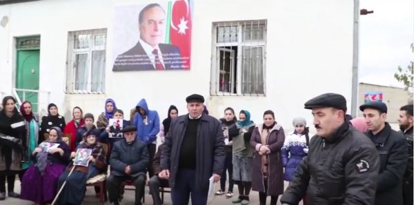 Sumqayıtda 40-a yaxın məcburi köçkün məskunlaşdığı evlərdən çıxarılır: məhkəmə qərar verdi - VİDEOMÜRACİƏT Sumqayıtda 40-a yaxın məcburi köçkün məskunlaşdığı evlərdən çıxarılır: məhkəmə qərar verdi - VİDEOMÜRACİƏT
