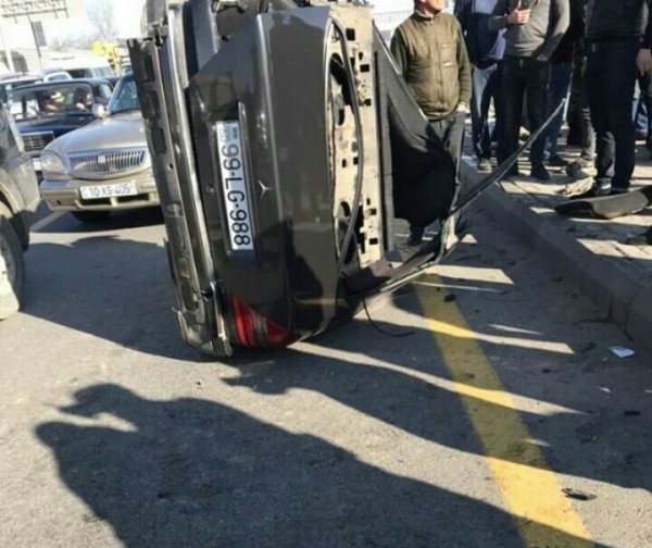Bakıda "Mercedes" iki yerə bölündü, sürücü öldü - FOTOLAR Bakıda "Mercedes" iki yerə bölündü, sürücü öldü - FOTOLAR