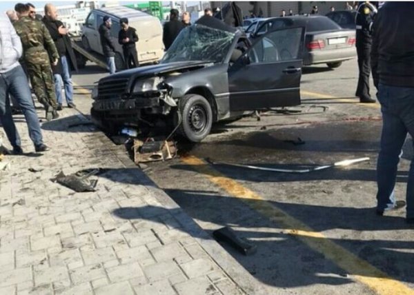 Bakıda "Mercedes" iki yerə bölündü, sürücü öldü - FOTOLAR Bakıda "Mercedes" iki yerə bölündü, sürücü öldü - FOTOLAR