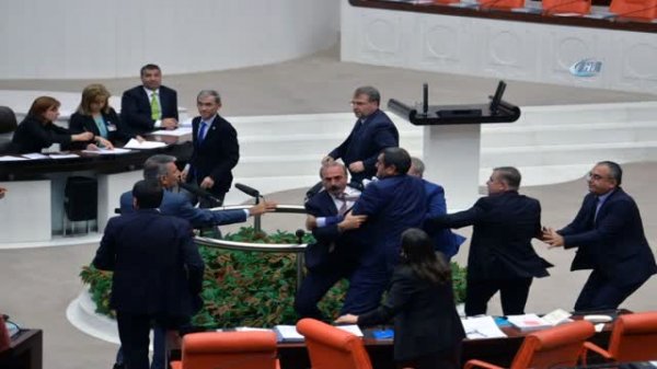 Deputatlar arasında dava düşdü - FOTO