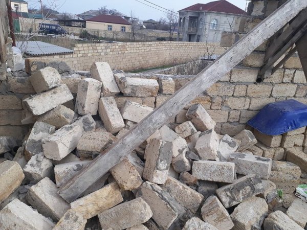Abşeronda məcburi köçkünün evini dağıtdılar: İcra Hakimiyyəti isə xəbərsizdir... - VİDEO+FOTOLAR Abşeronda məcburi köçkünün evini dağıtdılar: İcra Hakimiyyəti isə xəbərsizdir... - VİDEO+FOTOLAR