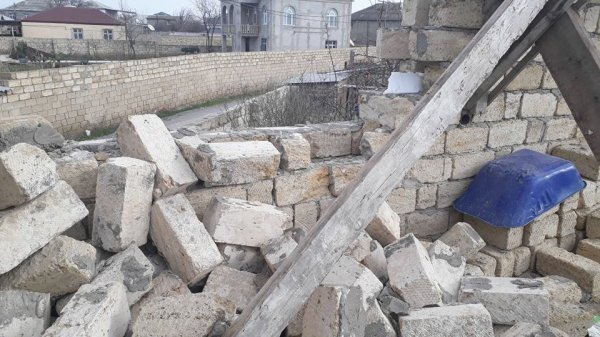 Abşeronda məcburi köçkünün evini dağıtdılar: İcra Hakimiyyəti isə xəbərsizdir... - VİDEO+FOTOLAR Abşeronda məcburi köçkünün evini dağıtdılar: İcra Hakimiyyəti isə xəbərsizdir... - VİDEO+FOTOLAR