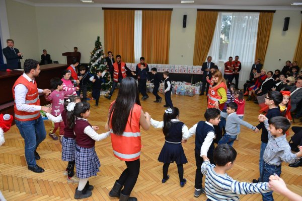 Sumqayıtda 200 uşağa qış geyimi və bayram sovqatı verildi - FOTOLAR