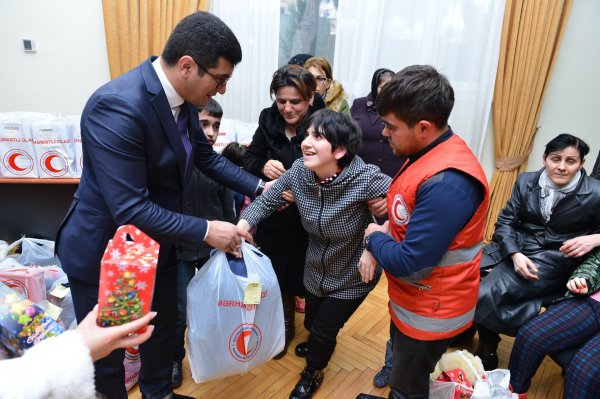 Sumqayıtda 200 uşağa qış geyimi və bayram sovqatı verildi - FOTOLAR