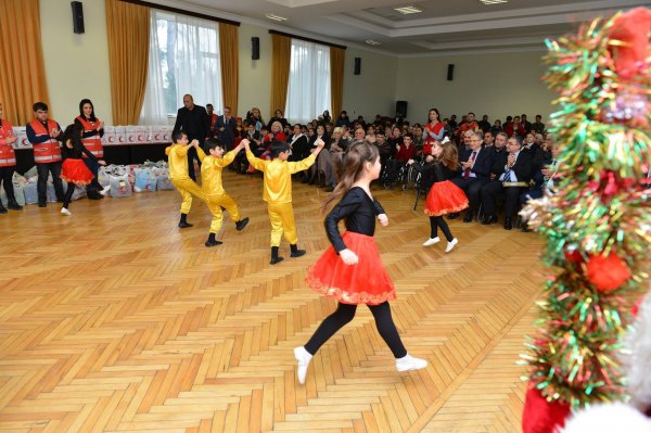 Sumqayıtda 200 uşağa qış geyimi və bayram sovqatı verildi - FOTOLAR