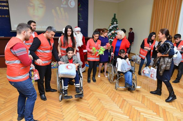 Sumqayıtda 200 uşağa qış geyimi və bayram sovqatı verildi - FOTOLAR