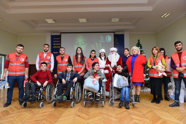 Sumqayıtda 200 uşağa qış geyimi və bayram sovqatı verildi - FOTOLAR