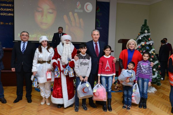 Sumqayıtda 200 uşağa qış geyimi və bayram sovqatı verildi - FOTOLAR