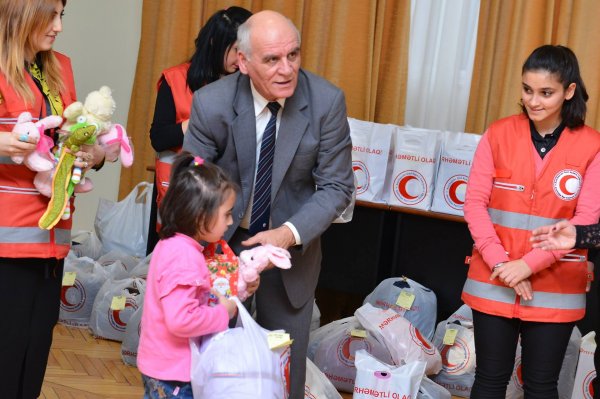 Sumqayıtda 200 uşağa qış geyimi və bayram sovqatı verildi - FOTOLAR