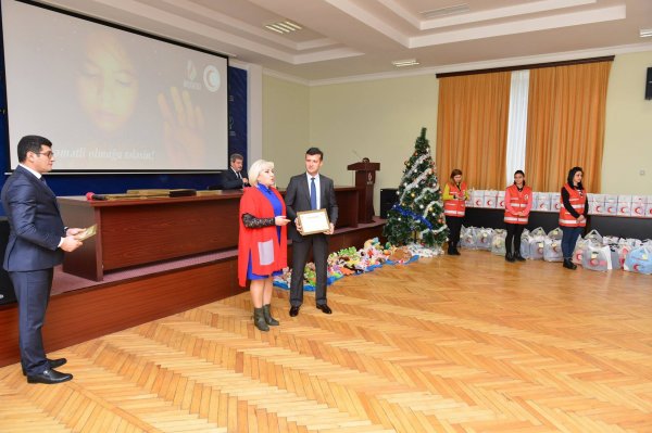 Sumqayıtda 200 uşağa qış geyimi və bayram sovqatı verildi - FOTOLAR
