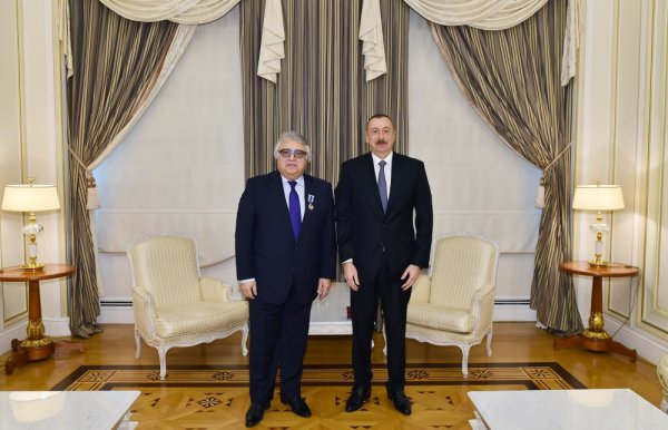 Prezident ona “İstiqlal” ordeni verdi - FOTOLAR Prezident ona “İstiqlal” ordeni verdi - FOTOLAR