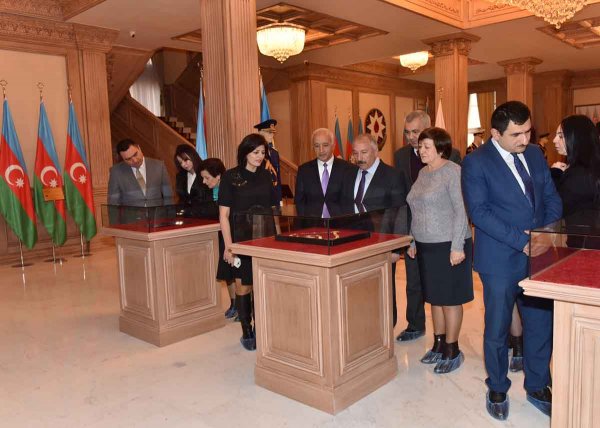 Sumqayıtda yeni istifadəyə verilən Bayraq muzeyinə ilk ekskursiya - VİDEO Sumqayıtda yeni istifadəyə verilən Bayraq muzeyinə ilk ekskursiya - VİDEO
