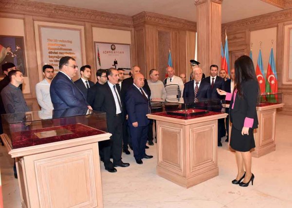Sumqayıtda yeni istifadəyə verilən Bayraq muzeyinə ilk ekskursiya - VİDEO Sumqayıtda yeni istifadəyə verilən Bayraq muzeyinə ilk ekskursiya - VİDEO
