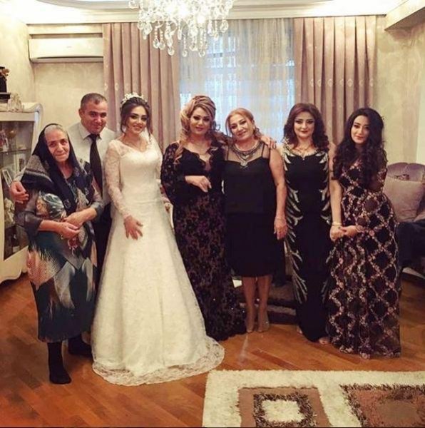 Sumqayıtlı müğənni qızını gəlin köçürdü - FOTOLAR Sumqayıtlı müğənni qızını gəlin köçürdü - FOTOLAR