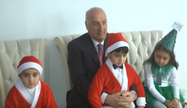 Sumqayıtın icra başçısı uşaqlarla rəqs etdi - VİDEO + FOTO