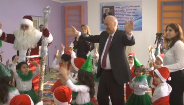 Sumqayıtın icra başçısı uşaqlarla rəqs etdi - VİDEO + FOTO