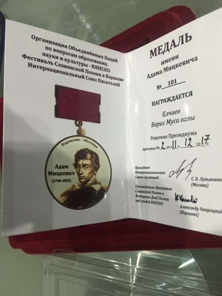 Sumqayıtlı yazarın növbəti uğuru: medalla təltif olundu - FOTO
