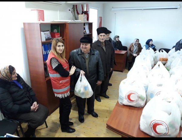 Sumqayıtda 57 ahıla ərzaq yardımı paylanılıb - FOTOLAR