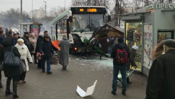 Moskvada avtobus dayanacağa girib, ölənlər var Moskvada avtobus dayanacağa girib, ölənlər var