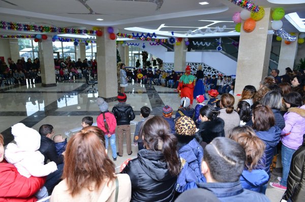 Sumqayıtda Alabaş, Küpəgirən qarı, 2750 uşaq və xüsusi hədiyyələr - FOTOLAR