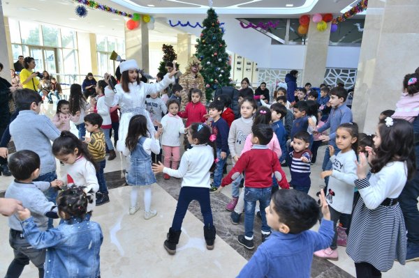 Sumqayıtda Alabaş, Küpəgirən qarı, 2750 uşaq və xüsusi hədiyyələr - FOTOLAR