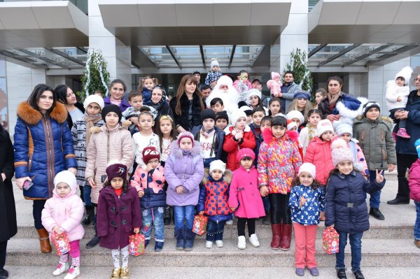 Sumqayıtda Alabaş, Küpəgirən qarı, 2750 uşaq və xüsusi hədiyyələr - FOTOLAR