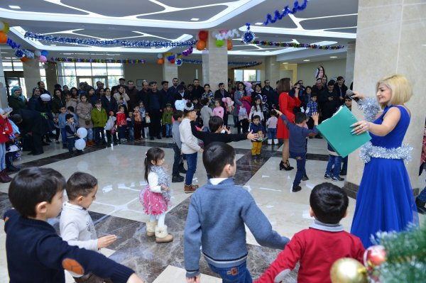 Sumqayıtda Alabaş, Küpəgirən qarı, 2750 uşaq və xüsusi hədiyyələr - FOTOLAR