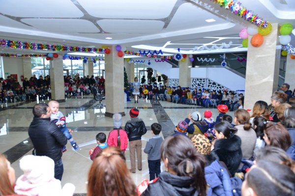 Sumqayıtda Alabaş, Küpəgirən qarı, 2750 uşaq və xüsusi hədiyyələr - FOTOLAR