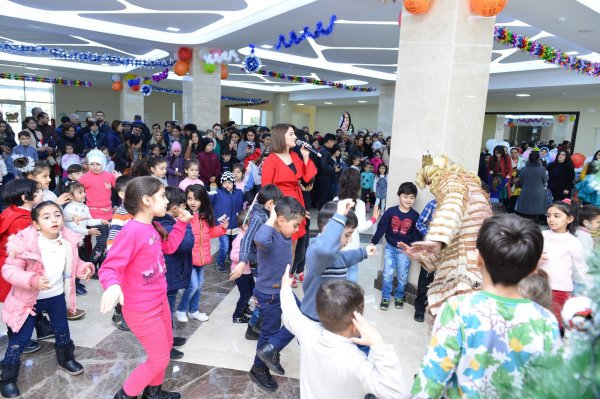 Sumqayıtda Alabaş, Küpəgirən qarı, 2750 uşaq və xüsusi hədiyyələr - FOTOLAR