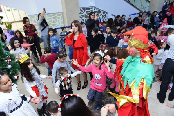 Sumqayıtda Alabaş, Küpəgirən qarı, 2750 uşaq və xüsusi hədiyyələr - FOTOLAR