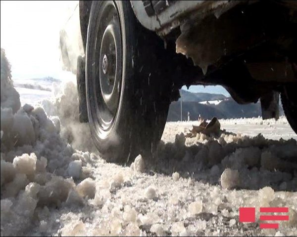 Sürücülərin nəzərinə: Bu yollar buz bağladı - FOTO Sürücülərin nəzərinə: Bu yollar buz bağladı - FOTO