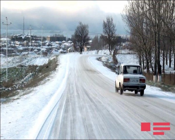 Sürücülərin nəzərinə: Bu yollar buz bağladı - FOTO Sürücülərin nəzərinə: Bu yollar buz bağladı - FOTO