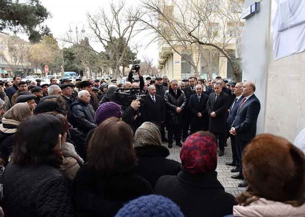 Sumqayıtda İzzət Sadıxovun adını daşıdığı küçədə xatirə lövhəsinin açılışı olub -VİDEO