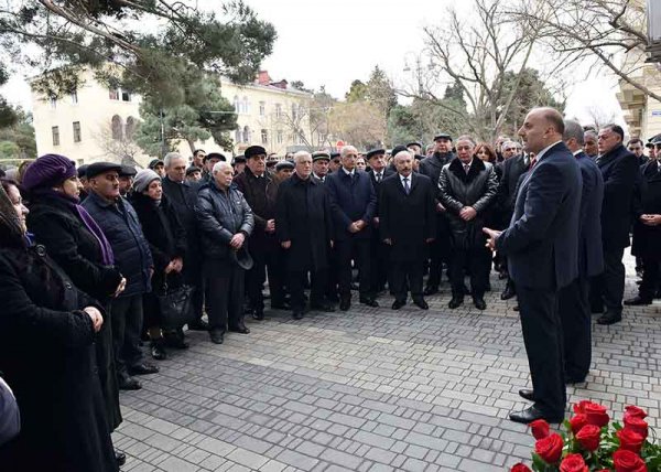 Sumqayıtda İzzət Sadıxovun adını daşıdığı küçədə xatirə lövhəsinin açılışı olub -VİDEO