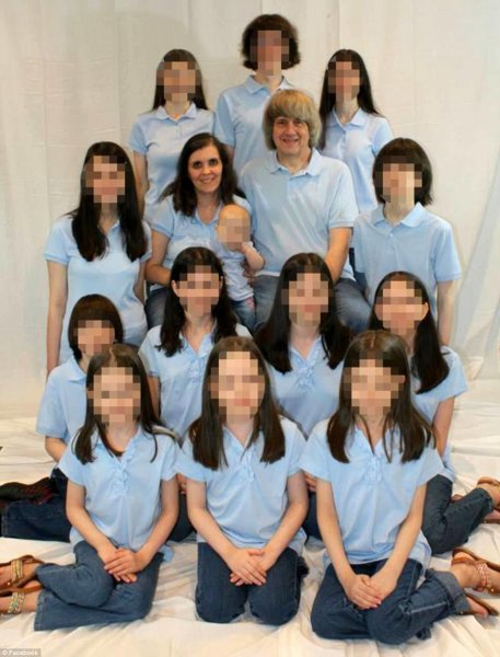 13 uşağı əsir saxlayan məktəb direktorunun evindən çıxanlar DƏHŞƏTƏ GƏTİRDİ - FOTO