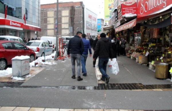 Bələdiyyədən maraqlı addım: buz bağlamış səkilərə xalça döşədilər… - VİDEO + FOTO
