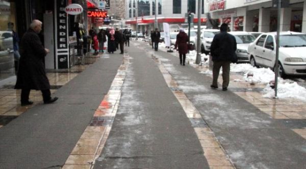 Bələdiyyədən maraqlı addım: buz bağlamış səkilərə xalça döşədilər… - VİDEO + FOTO