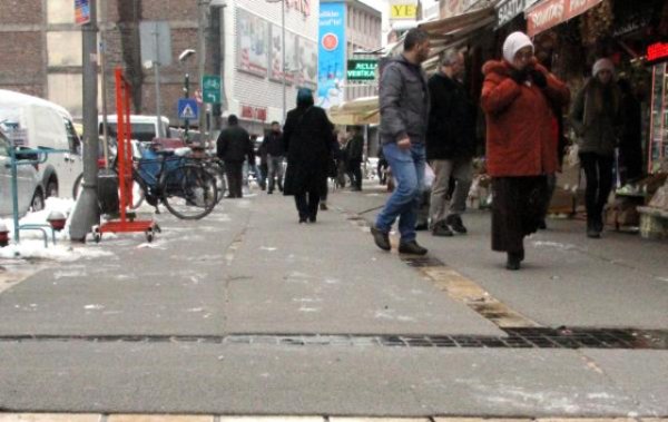 Bələdiyyədən maraqlı addım: buz bağlamış səkilərə xalça döşədilər… - VİDEO + FOTO