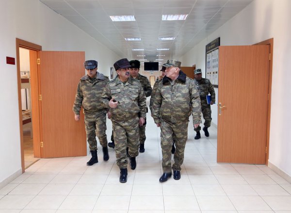 Prezidentin köməkçisi və müdafiə naziri cəbhə xəttində yerləşən hərbi hissələrdə olublar Prezidentin köməkçisi və müdafiə naziri cəbhə xəttində yerləşən hərbi hissələrdə olublar