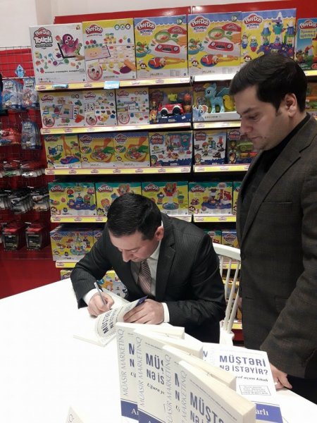 Azərbaycanda marketinq barədə yeni kitab - ''Müştəri nə istəyir?'' - FOTO
