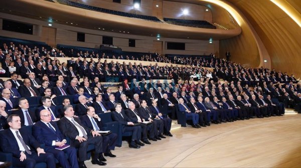 İcra başçısı prezidentin müşavirəsində yatdı - FOTO