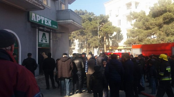 Sumqayıtda aptekdə güclü yanğın: təxliyyə edilənlər var - VİDEO + FOTO