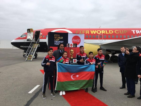 Futbol üzrə Dünya Kuboku Azərbaycana gətirildi - FOTO Futbol üzrə Dünya Kuboku Azərbaycana gətirildi - FOTO