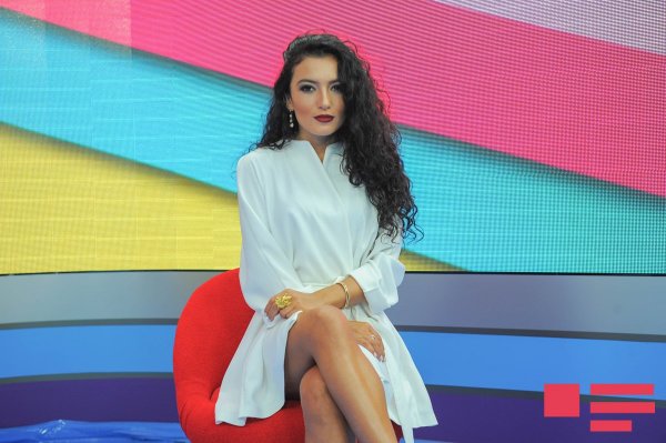 Müğənni açıq-saçıq xalatda canlı efirə gəldi - FOTOLAR