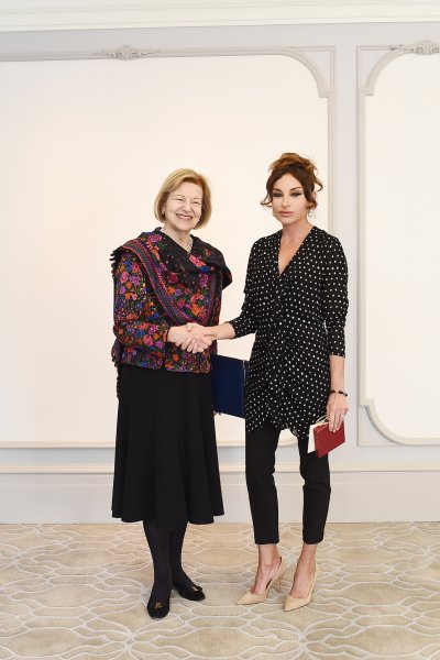 Azərbaycanın Birinci vitse-prezidenti Böyük Britaniya baş nazirinin ticarət elçisi ilə görüşüb Azərbaycanın Birinci vitse-prezidenti Böyük Britaniya baş nazirinin ticarət elçisi ilə görüşüb