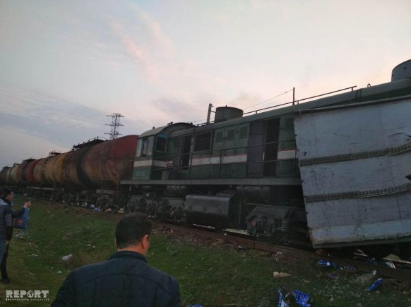 Bərdədə teplovozla yük avtomobili toqquşdu - FOTOLAR Bərdədə teplovozla yük avtomobili toqquşdu - FOTOLAR