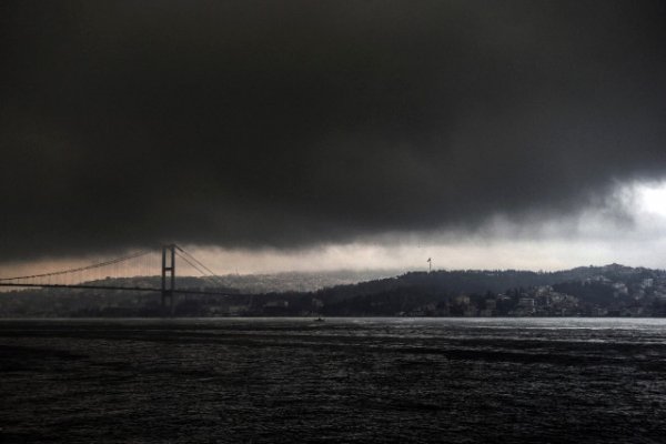 İstanbula günorta çağı qaranlıq düşdü - Hər kəs çaşqınlıq içində - FOTO İstanbula günorta çağı qaranlıq düşdü - Hər kəs çaşqınlıq içində - FOTO